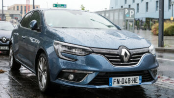Das Auto ohne Garage schützen: Praktische Strategien für ein langes Motorleben und glänzende Karosserie