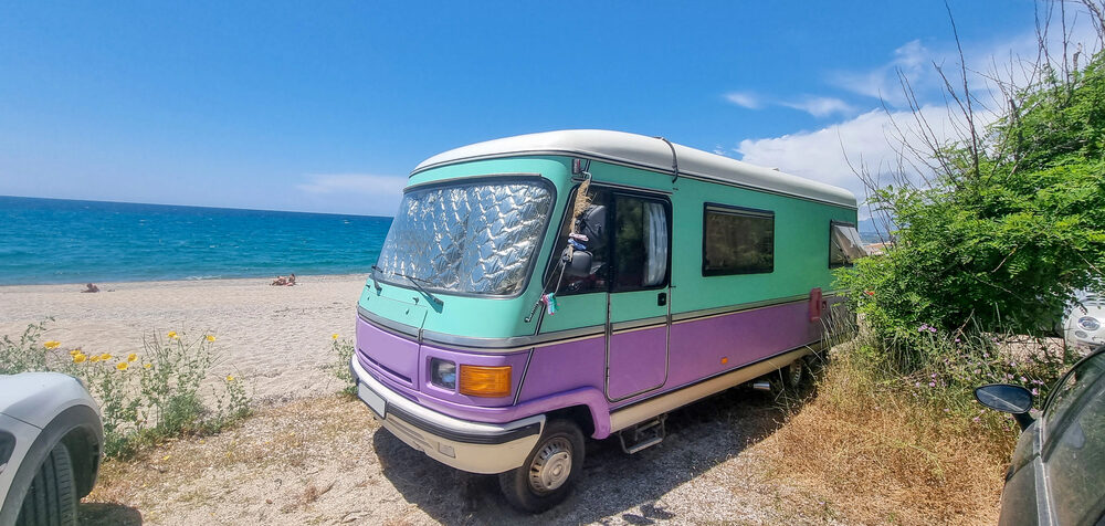 Camper im Sand festgefahren? Mit diesen Tricks bleiben Sie mobil ohne teure Bergung