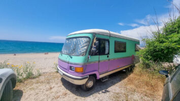 Camper im Sand festgefahren? Mit diesen Tricks bleiben Sie mobil ohne teure Bergung
